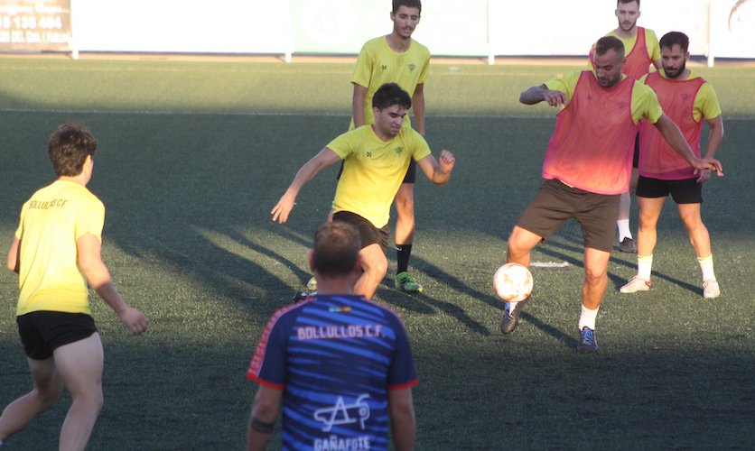 El Bollullos ha preparado con esmero su debut en casa ante el Sevilla C. / Foto: @bollulloscf1933.