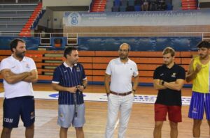 Pedro Vadillo -segundo por la izquierda- el día del comienzo de los entrenamientos. / Foto: CB Huelva La Luz.