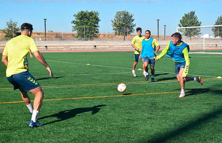 Los jugadores del Cartaya se emplean a fondo preparando su duelo ante el Ceuta B. / Foto: @AD_Cartaya.