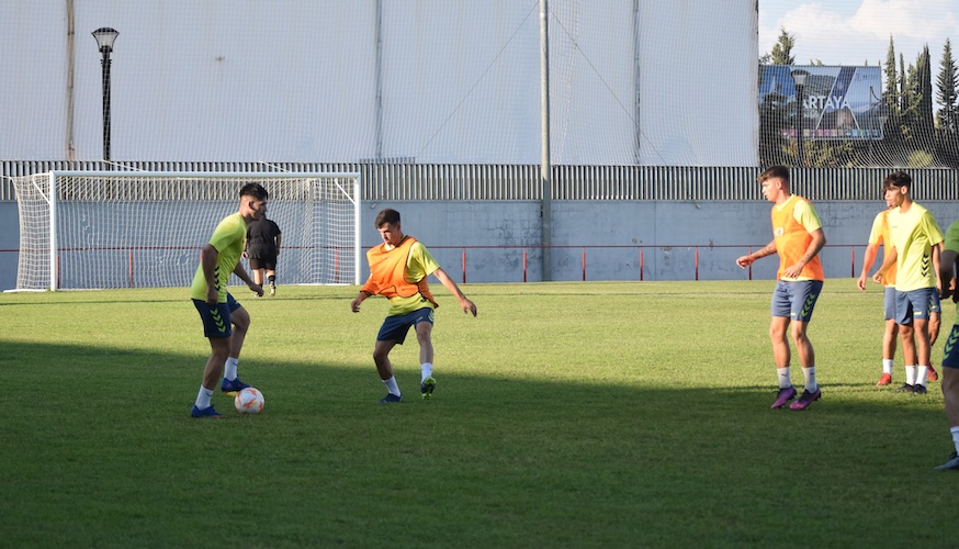 Intensidad en el trabajo del Cartaya preparando el duelo en Rota. / Foto: @AD_Cartaya.