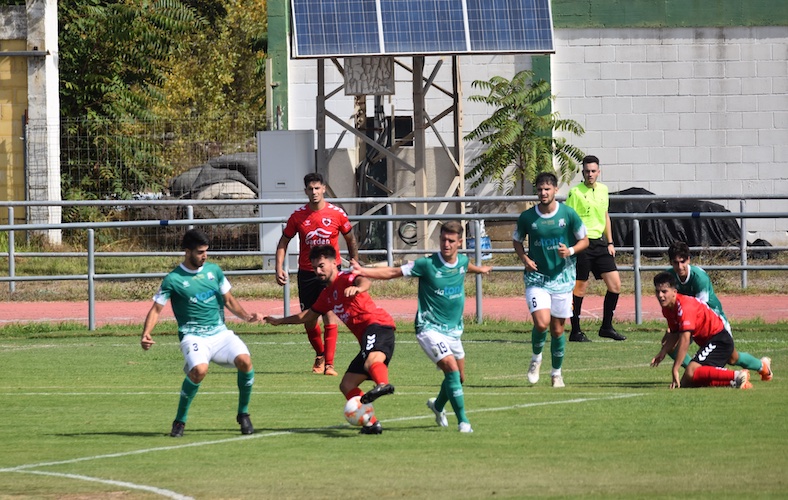 Primera derrota del Cartaya en la Liga en un partido en el que resistió con uno menos hasta el minuto 85. / Foto: @AD_Cartaya.