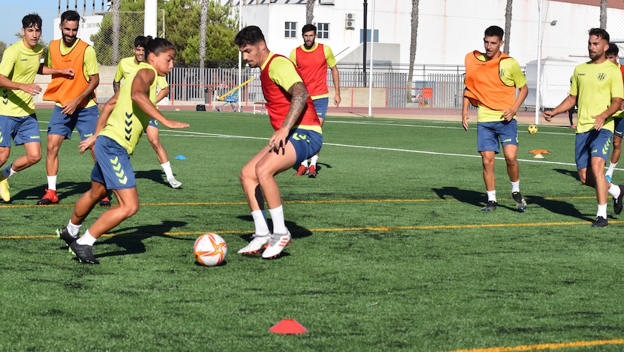 Jugadores del Cartaya en uno de los entrenamientos del equipo durante la pretemporada. / Foto: @AD_Cartaya.