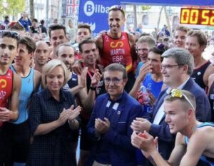 Emilio Martín, al acabar la carrera, recibió el homenaje de sus compañeros. / Foto: @TRIATLONSP.