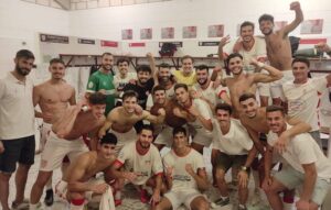 Los jugadores de La Palma celebraron el triunfo ante el UP Viso con la foto tradicional en el vestuario. / Foto: @LaPalmaCF. 