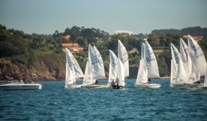 Un momento de una de las regatas del Campeonato de España Master de la clase Snipe en La Coruña. / Foto: Carmen Martínez Torrón.