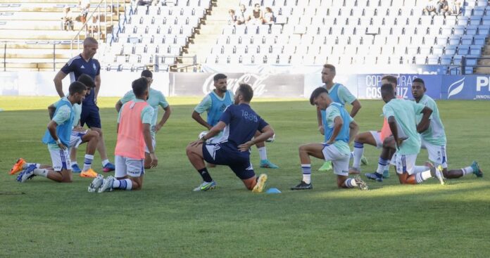 Abel Gómez, entrenador del Decano, se lleva a 19 jugadores a Sanlúcar de Barrameda. / Foto: @recreoficial.