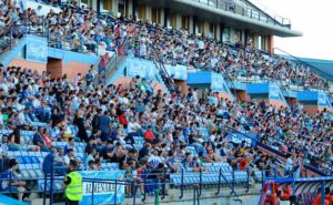 El aficionado albiazul se pudo ir a casa con la primera alegría de la Liga. / Foto: @recreoficial.