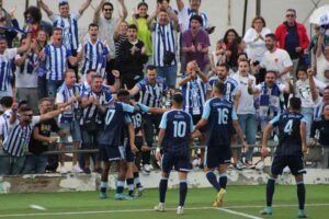 Casi 400 aficionados del Recre podrán apoyar a su equipo en La Albuera. / Foto: G. N.