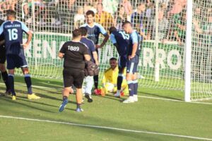 Rubén Gálvez, artífice del empate en El Palmar, es atendido por los cuidadores en el primer tiempo. / Foto: G. N.