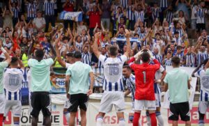 La comunión equipo-afición quedó patente al final del partido en Lepe, con los jugadores agradeciendo su apoyo. / Foto: @recreoficial.