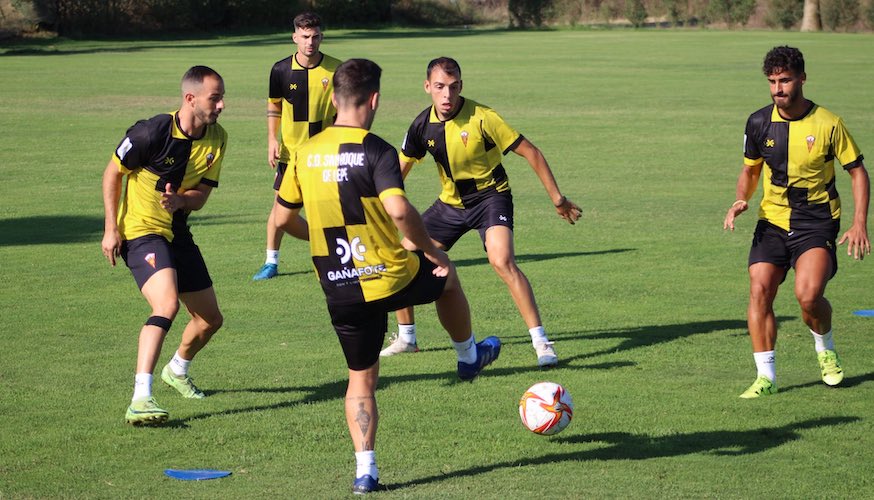 Los jugadores del San Roque han preparado de forma concienzuda su partido del sábado ante el Xerez DFC. / Foto: @SanRoqueLepe.