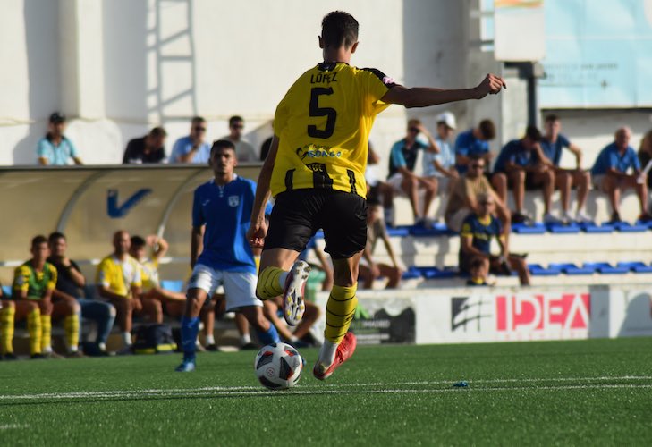 Antonio López, que vio dos amarillas y fue expulsado, despeja un balón. / Foto: Kiko Vázquez.