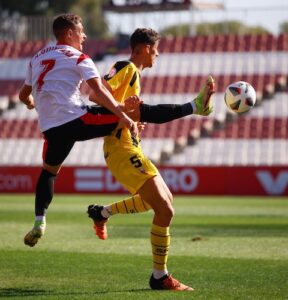 Antonio López, que volvió a su equipo tras su sanción, pugna con Nacho Quintana. / Foto: @CanteraSFC.