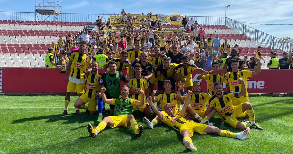 La imagen de la felicidad: los jugadores del San Roque celebran con su gente el triunfo ante el Sevilla Atlético. / Foto: @SanRoqueLepe.