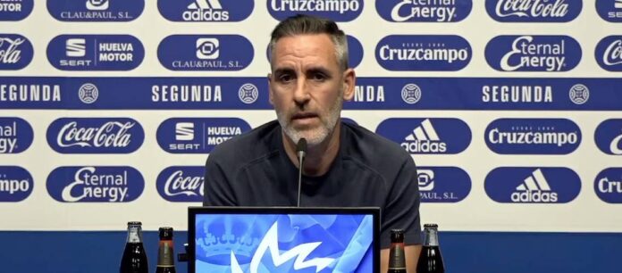 Abel Gómez, entrenador del Recre, durante la rueda de prensa de este viernes. / Foto: Captura imagen Recreativo de Huelva.