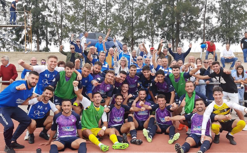 Alegría de los jugadores del Bollullos tras ganar en Lebrija al Atlético Antoniano. / Foto: @bollulloscf1933.