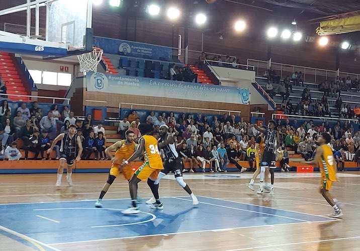 Triunfo inapelable del Huelva Comercio ante el Real Betis en el arranque de la Liga EBA. / Foto: Kla Verdier.