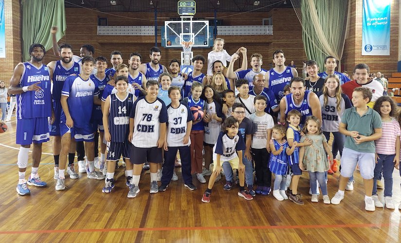 Victoria del Ciudad de Huelva en el Andrés Estrada y foto de familia al final. / Foto: @CiudadDeHuelva.