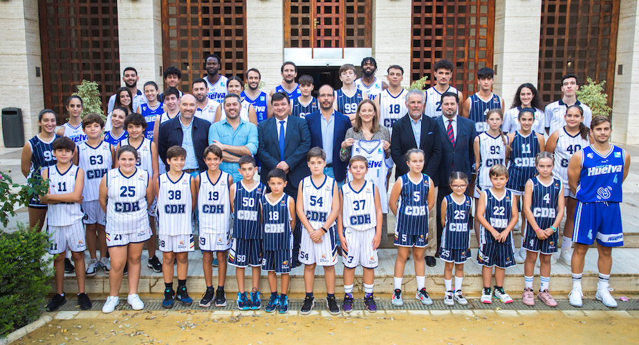 Foto de familia de los componentes del Ciudad de Huelva con las autoridades en la Casa Colón. / Foto: @CiudadDeHuelva.