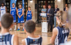 Un momento de la alocución del alcalde, Gabriel Cruz, en la presentación del Ciudad de Huelva. / Foto: @CiudadDeHuelva.