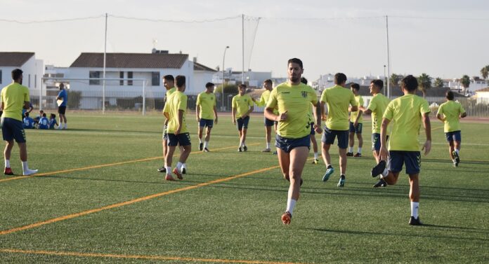 Los jugadores del Cartaya preparan a fondo su partido de este domingo ante el Atlético Antoniano. / Foto: @AD_Cartaya.
