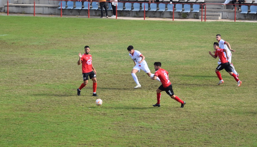 Pese al arreón final, el Cartaya sólo pudo empatar con el Atlético Antoniano. / Foto: @AD_Cartaya.