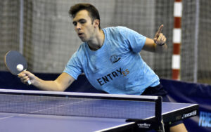 Antonio Chaves, ganador de sus dos individuales y participante en el triunfo del dobles, fue clave en la victoria ayamontina. / Foto: J. L. Rúa. 