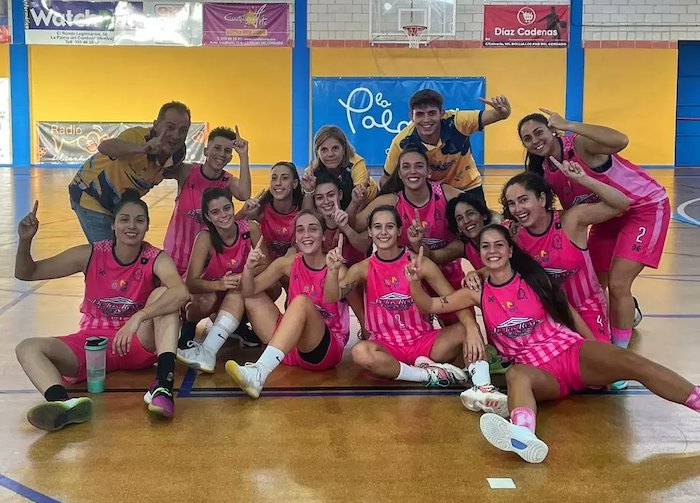 Las jugadoras del Ciudad de Moguer tras vencer el sábado en La Palma. / Foto: @CBCMoguer.