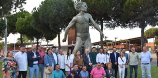 Foto de familia tras la inauguración en Punta Umbría del Monumento al Fútbol cedido por el Recreativo de Huelva a la localidad costera.