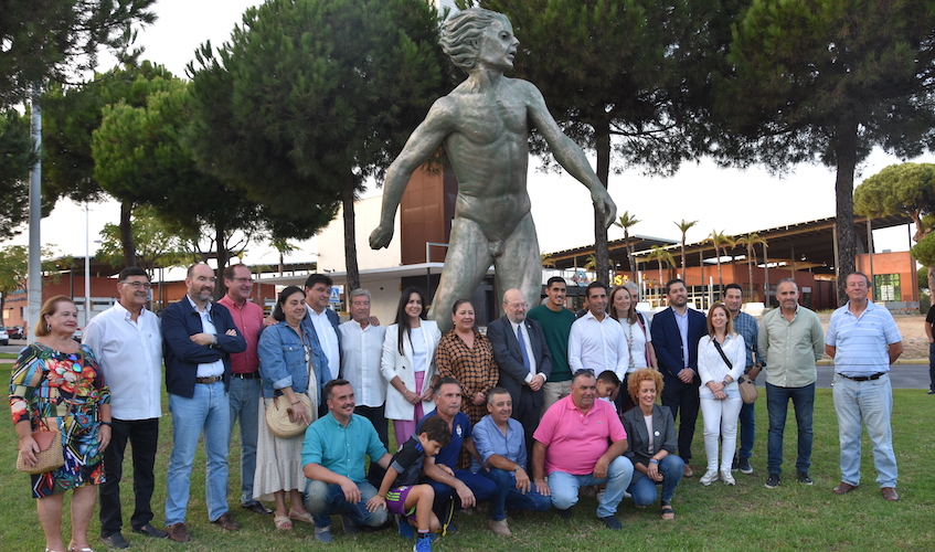 Foto de familia tras la inauguración en Punta Umbría del Monumento al Fútbol cedido por el Recreativo de Huelva a la localidad costera.