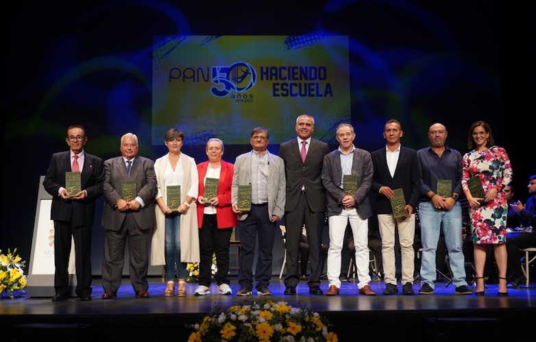 Imagen con todos los presidentes y presidentas del PAN Moguer en su historia, que también recibieron su homenaje.