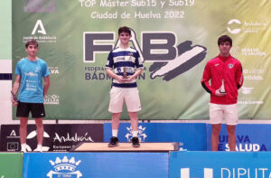 Álvaro Morán, canterano del IES La Orden, en lo más alto del podio de la prueba individual masculina en Huelva.