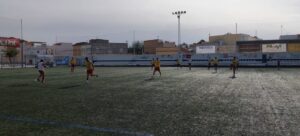 Los jugadores del Moguer calientan antes de su partido en El Viso. / Foto: @moguerCD.