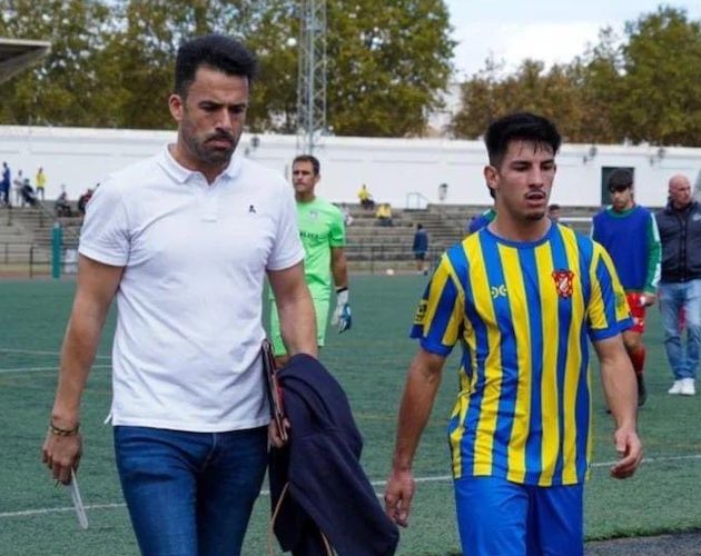 Fernando Azcárate -izquierda- ha dejado de ser el entrenador del Moguer. / Foto: @moguerCD.