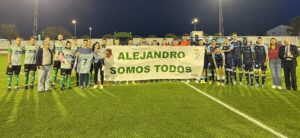 Prolegómenos del partido benéfico jugado en Valverde del Camino con el acto conjunto de los dos equipos y la familia del pequeño Alejandro. / Foto: @recreoficial.