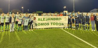 Prolegómenos del partido benéfico jugado en Valverde del Camino con el acto conjunto de los dos equipos y la familia del pequeño Alejandro. / Foto: @recreoficial.