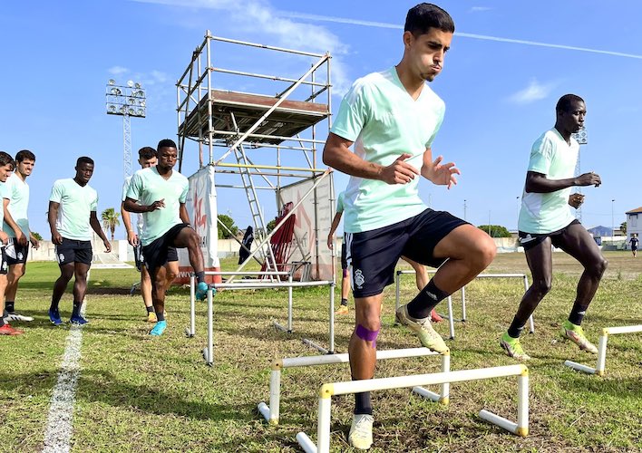 Los jugadores del Recre, dispuestos a superar el obstáculo del Antequera. / Foto: @recreoficial.