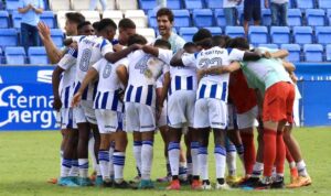 Los jugadores del Recre hacen 'piña' y se juramentan para ganar en Granada. / Foto: @recreoficial.