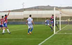 Momento del remate de Dopi que significó el gol del triunfo del Recre en Granada. / Foto: @recreoficial.