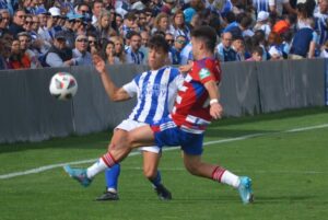 Juanjo Mateo pugna con un jugador granadinista durante el partido de este domingo. / Foto: @recreoficial.