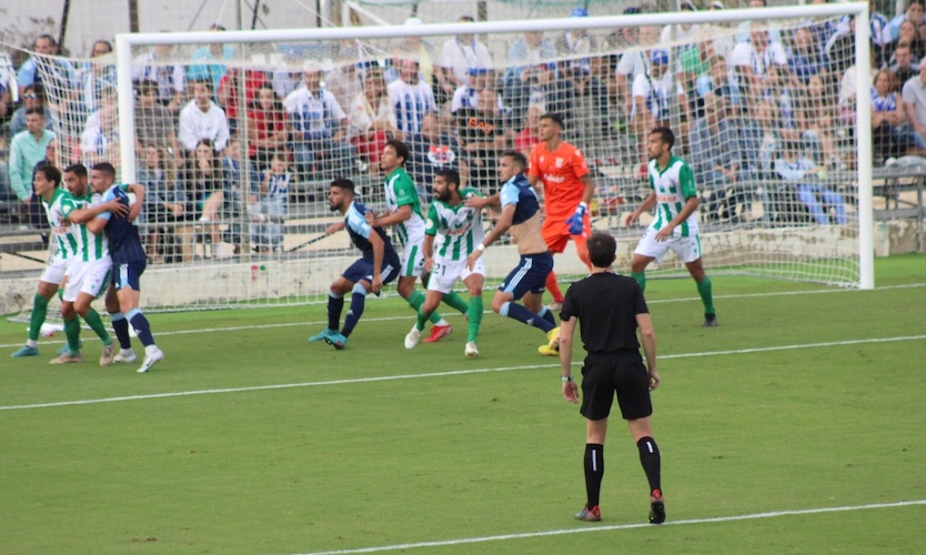 Pese al empate en El Palmar, el aficionado del Recre no acabó contento con su equipo. / Foto: G. N.