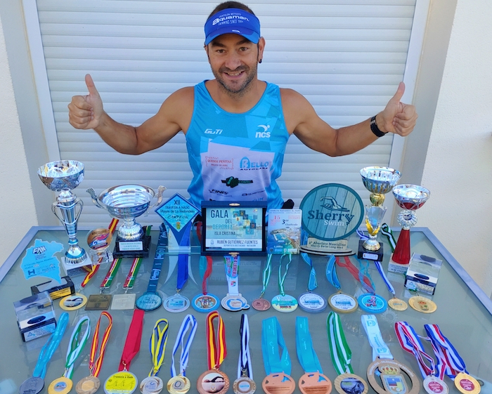 Rubén Gutiérrez, con los muchos trofeos y medallas que ha logrado esta temporada.