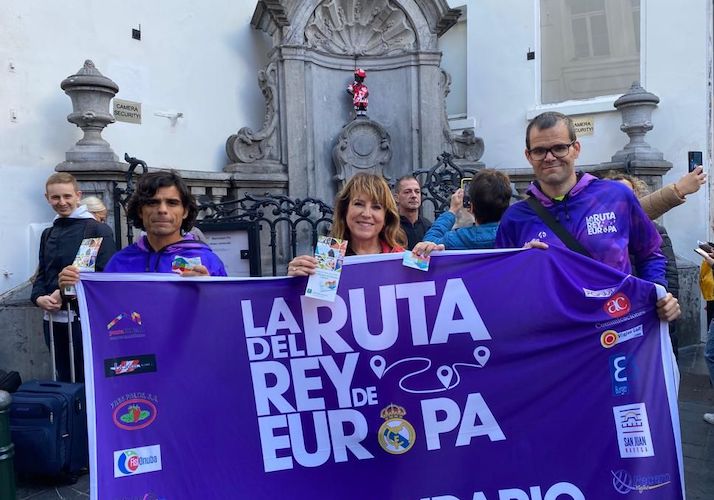 Los atletas populares, José Carlos Galván -izquierda- y Antonio Bendala, con la delegada de Junta de Andalucía en Bruselas, Catalina de Miguel.