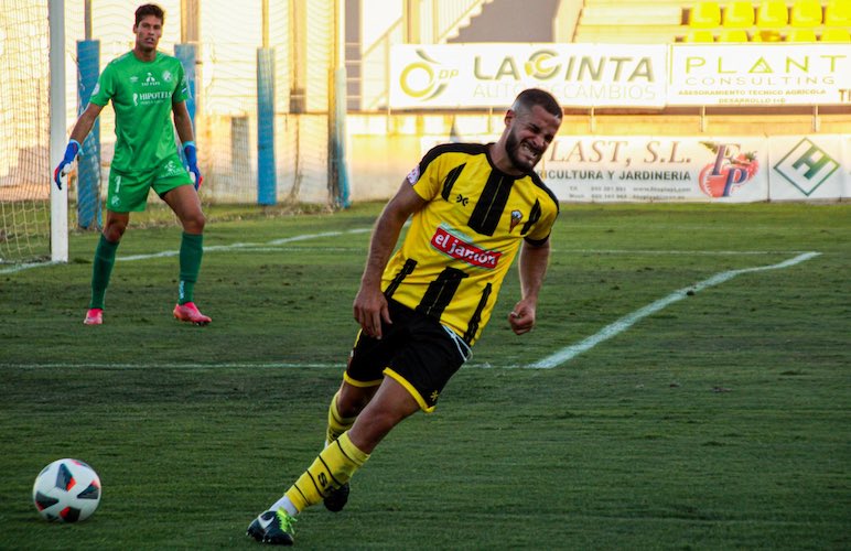 Con ganas de puntuar acude el San Roque a su cita liguera en el feudo del Vélez CF. / Foto: @SanRoqueLepe.