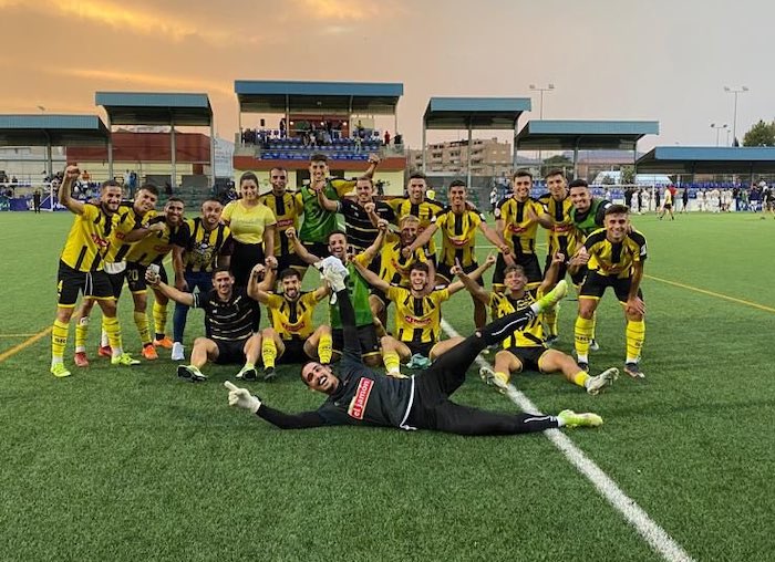 Alegría de los jugadores del San Roque tras su triunfo en el campo del Vélez. / Foto: @SanRoqueLepe.