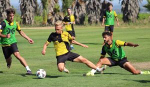 El San Roque prepara con ganas y mucha intensidad el partido del domingo ante el Juventud de Torremolinos. / Foto: @SanRoqueLepe.