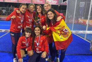 Marta Barrera y Lucía García Trella, jugadoras de La Volea Pádel Team, campeonas de Europa con la selección española de Menores.