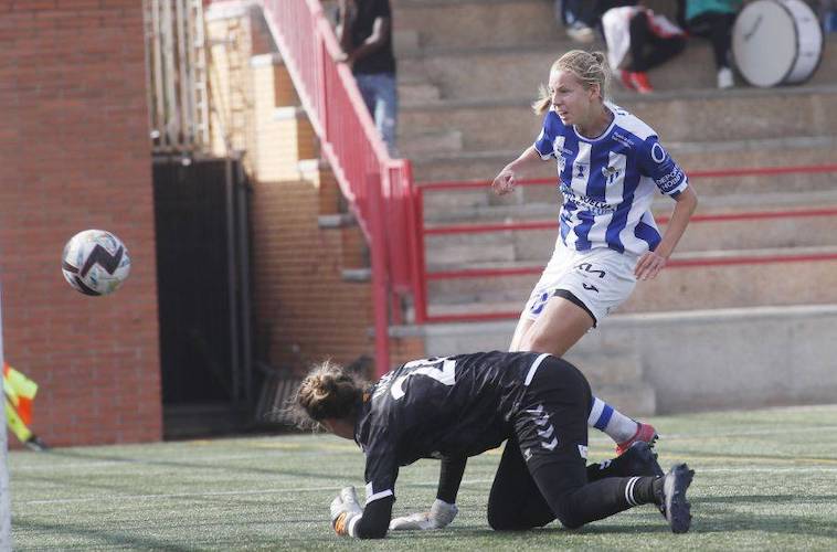 Momento en el que Edgren remacha el rechace de la meta Bacic y logra el 0-1. / Foto: www.lfp.es.