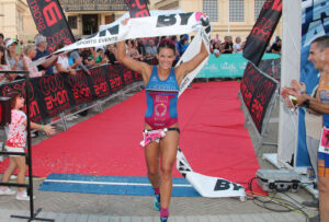 Zoe Bello, ganadora en la modalidad Olímpico Femenino entrando en la meta.