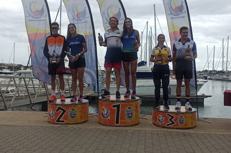 Los vencedores del I Triatlón Playas de Mazagón en el podio.